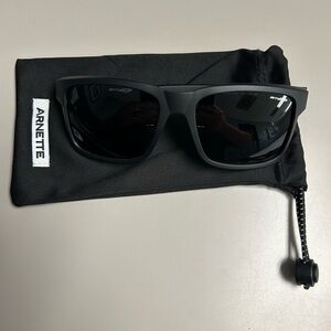 Used pair of Arnette swindle sunglasses. Matte black with grey lens’s